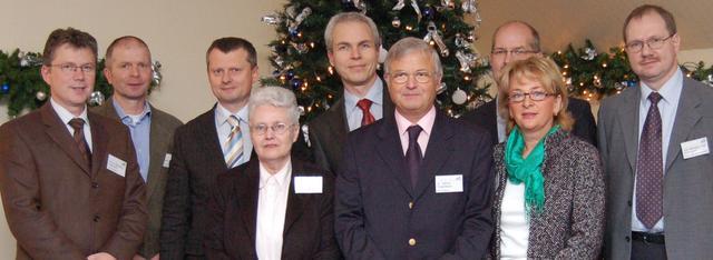 Die Moderatoren, Dr. Sabine Grotkamp (rechts au&szlig;en) neben Dr. Gerhard Fergenbauer (Mitte, vorne), im Kreis der Referenten 